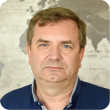 Zdjęcie portretowe: dr hab. Piotr Dziugan w niebieskiej koszuli na jasnym tle.