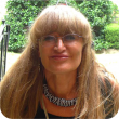 Zdjęcie portretowe: prof. dr hab. Urszula Ledzewicz na tle zieleni.