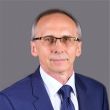 Zdjęcie portretowe: prof. Paweł Strumiłło w niebieskim garniturze i białej koszuli na szarym tle.