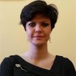 Zdjęcie portretowe: dr hab. inż. Anna Fabijańska, prof. uczelni  w ciemnej bluzce na beżowym tle.