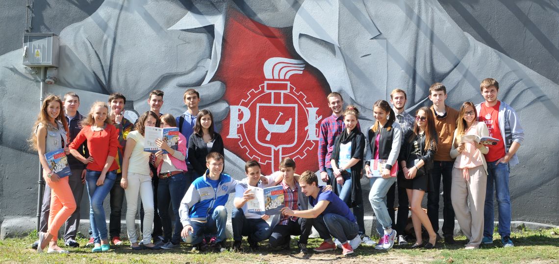 Studenci na tle muralu