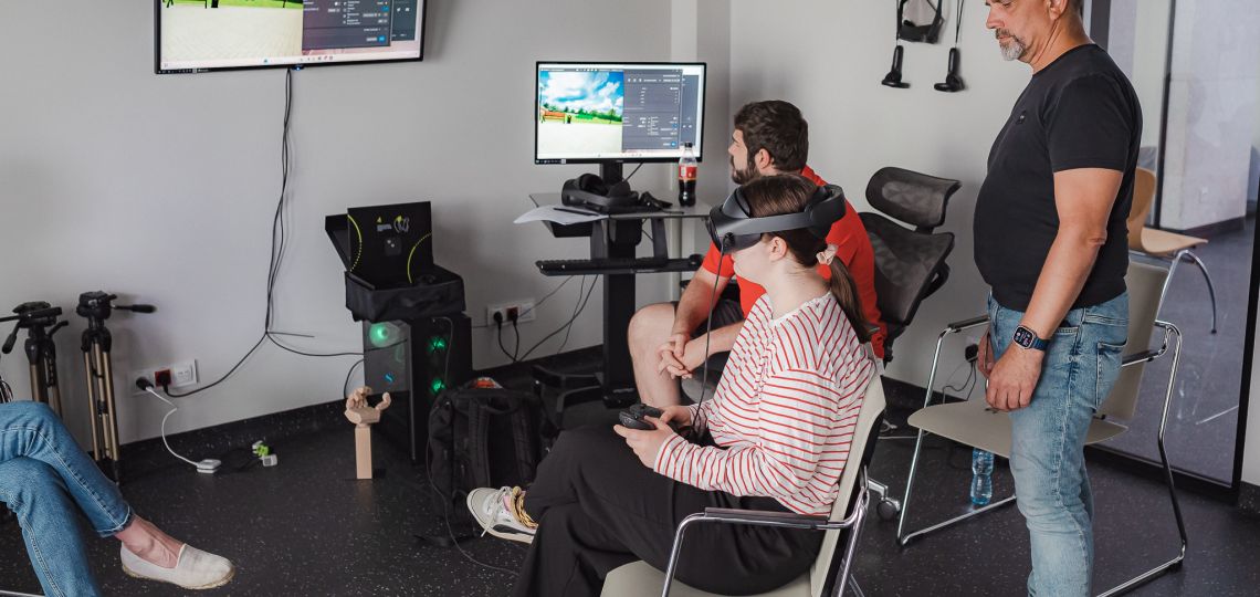Studenci testują aplikacje wykorzystujące VR