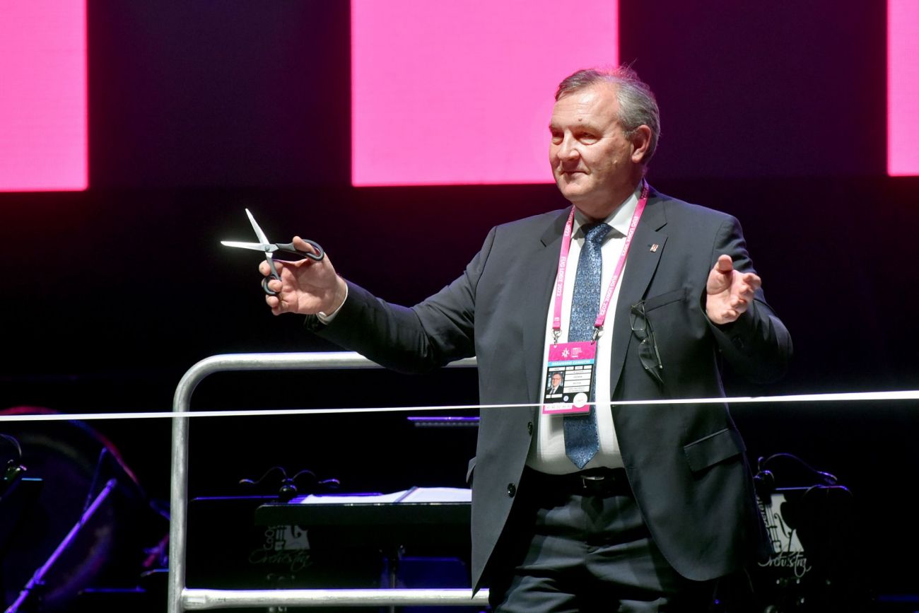 prof. Krzysztof Jóźwik przecina wstęgę podczas ceromonii otwarcia EUG 2022