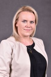 Zdjęcie portretowe: Alicja Rasmus na szarym tle.