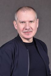 Zdjęcie portretowe: Andrzej Foder na szarym tle