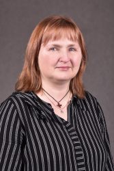 Zdjęcie portretowe: Anna Karczemska na szarym tle.