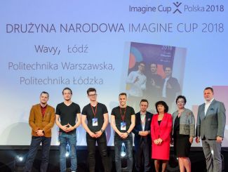 Członkowie Zespół Wavy Politechniki Łódzkiej i organizatorzy konkursu Imagine Cup polska 2018 na scenie - osiem osób, jedna obok drugiej na tle slajdu z napisem "Drużyna narodowa Imagine Cup 2018".