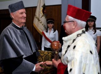 Prof. Stanisław Bielecki, rektor PŁ, nadaje tytuł DHC PŁ prof. Andrzejowi Ajdukiewiczowi