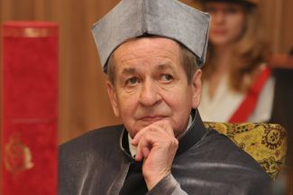 Zdjęcie portretowe: prof. Andrzej Jakubowski w szarej todze podczas uroczystości nadania DHC PŁ.