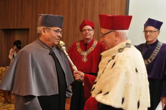 Prof. Stanisław Bielecki nadaje prof. Arieh Warshel godność DHC PŁ