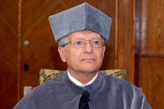 Zdjęcie portretowe: prof. Erick Vandamme w szarej todze podczas uroczystości nadania DHC PŁ.