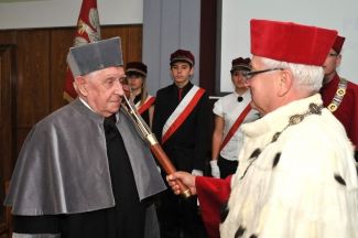 Prof. Stanisław Bielecki, rektor PŁ, nadaje tytuł DHC PŁ prof. Leopoldowi Jeziorskiemu