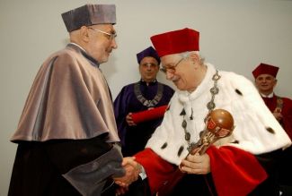 Prof. Jan Krysiński, rektor PŁ, nadaje tytuł DHC PŁ prof. Markowi Trombskiemu