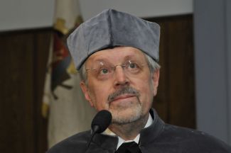 Zdjęcie portretowe: prof. Donald G. Truhlar w todze.