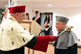 Prof. Krzysztof Jóźwik, rektor PŁ nadaje godność doktora honoris causa prof. Klausowi Mullenowi