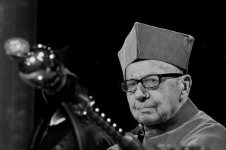 Czarno-białe zdjęcie portretowe: prof. Edward Kącki w todze.