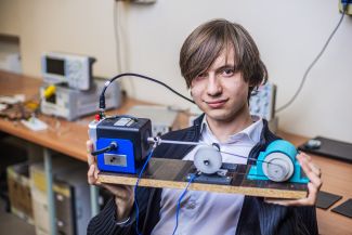 Filip Barski trzyma prototyp wzmiacniacza