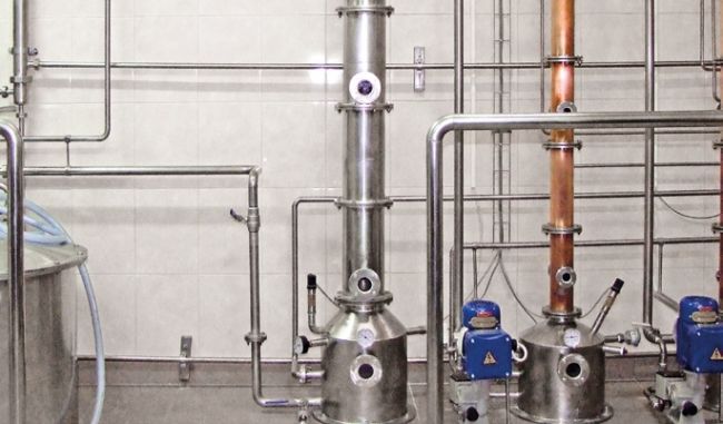 Zdjęcie poglądowe. Laboratorium, kilkanaście srebrnych rurek wzajemnie się łączących.