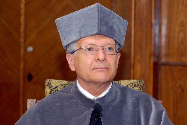 Zdjęcie portretowe: prof. Erick Vandamme w szarej todze podczas uroczystości nadania DHC PŁ. 