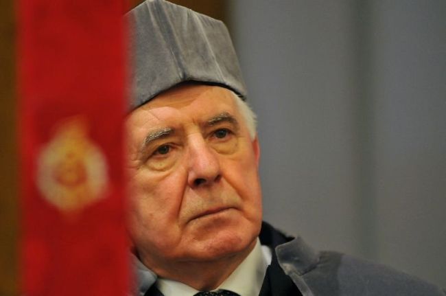 Zdjęcie portretowe: prof. Tadeusz Kaczorek w szarej todze podczas uroczystości nadania DHC PŁ. 