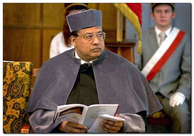Zdjęcie portretowe: prof. M. Sam Mannan w szarej todze w trakcie uroczystości nadania DHC.