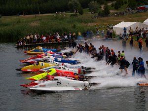 Start wyścigu motorówek klasy F-500 w Bitterfeld.