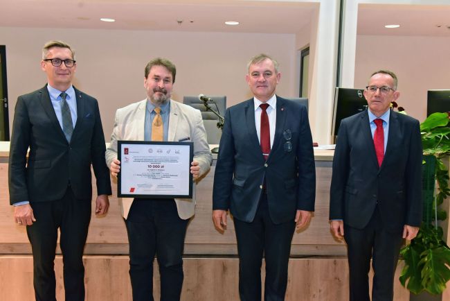 prof. P.Ulański - laureat 2. miejsca z władzami PŁ, fot. Jacek Szabela