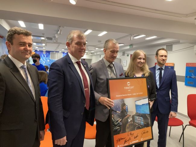 Signatures on the glass were given by: (from left) Vice-Rector for Education Andrzej Romanowski, Rector Krzysztof Jóźwik, Headmaster Tomasz Kozera, Director Alysia Tofflemire and Grzegorz Stanny - Software Engineering Manager from Boeing