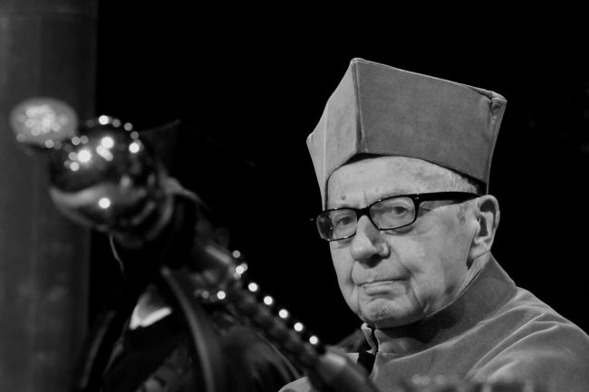 Czarno-białe zdjęcie portretowe: prof. Edward Kącki w todze.