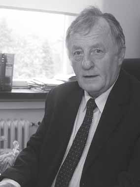 Czarno-białe zdjęcie portretowe: prof. dr hab. inż. Józef Masajtis