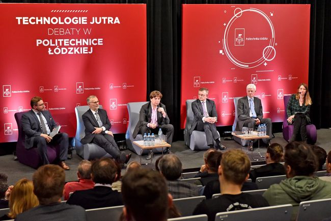Dabata technologiczna na PŁ - paneliści.