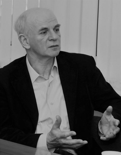 Czarno-białe zdjęcie portretowe: prof. Edward Jezierski.