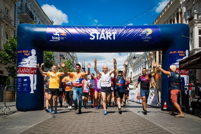 Zawodnicy biegną ulicą podczas zawodów Erasmus Run.