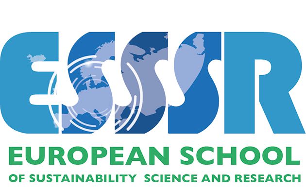 Na białym tle logotyp organizacji: niebieski napis ESSSR.