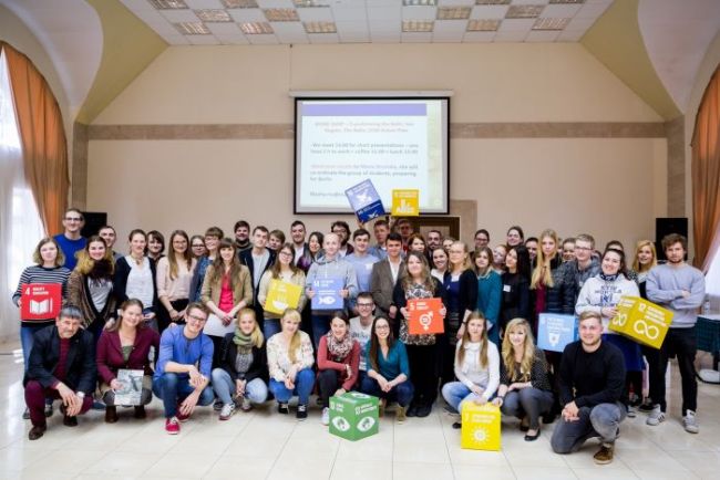 Zdjęcie grupowe ok 50 młodych osób.