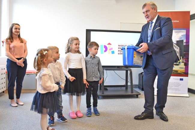 The children received a gift from the rector