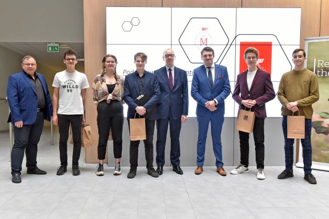 Laureaci I miejsca w konkursie Mechaton, w środku prof. T. Kubiak i A.Sienicki (Veolia)