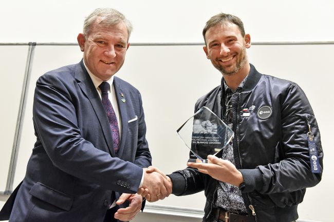 prof. Krzysztof Jóźwik, rektor PŁ wręcza dr. Uznańskiemu statuetkę Kosmicznego absolwenta PŁ