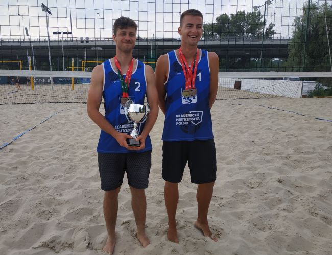 Studenci PŁ Maciej Kaszewiak i Miłosz Kruk wicemistrzami AMP w siatkówce plażowej, fot. PIotr Piotrowski