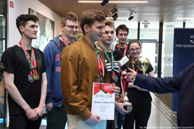  Reprezentacja PŁ po wręczeniu nagród na AMP w brydżu sportowym