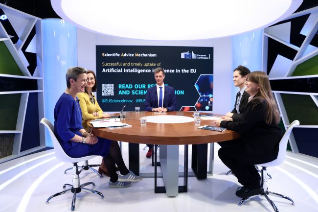 From left: the European Commission Executive Vice-President Margrethe Vestager and Commissioner for Innovation, Research, Culture, Education Youth Iliana Ivanova, prof. Anna Fabijańska (TUL) co-chair of SAPEA and chair Group of Chief Scientific Advisors prof. Nicole Grobert z University of Oxford