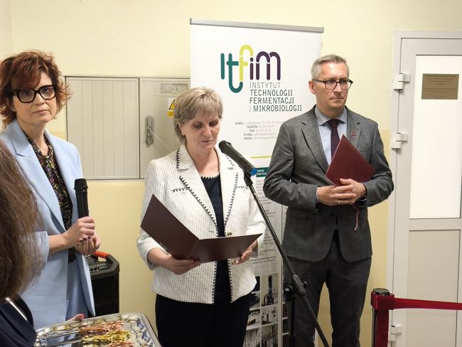 Opening of the laboratory (from left): Prof. Edyta Gendaszewska-Darmach, Prof. Agnieszka Nowak, Prof. Łukasz Albrecht, Vice-Rector for Science at TUL; photo: Michał Sójka