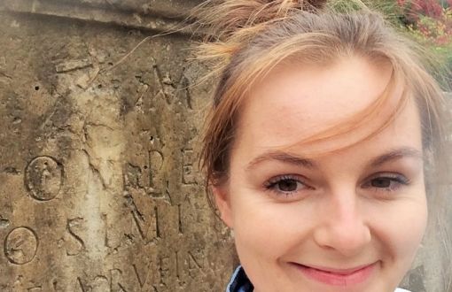 Zdjęcie portretowe: dr inż. Patrycja Baryła na tle skały z hieroglifami.