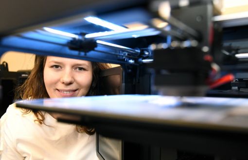 Zdjęcie portretowe: inż. Karolina Przybyszewska w laboratorium. 