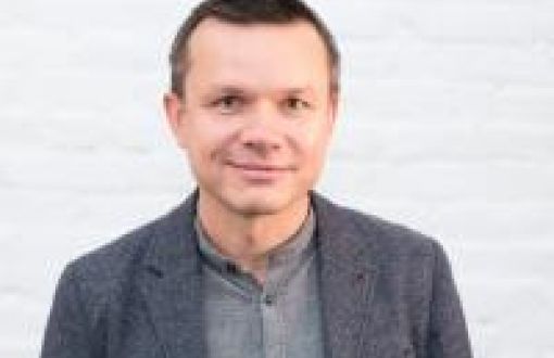 Zdjęcie portretowe: Sławomir Kierner w szarej koszuli i marynarce na białym tle.