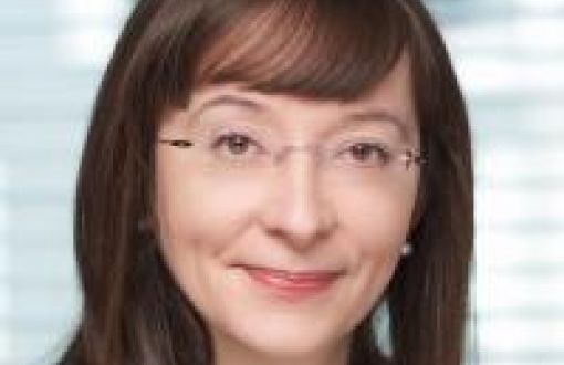 Zdjęcie portretowe: Marzena Wieczorkowska w ciemnej marynarce na rozmytym tle.