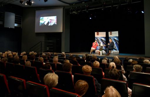 Sala widowiskowa podczas spotkania w ramach cyklu Czwartkowe Forum Kultury. Na scenie prof. Anna Lewandowska i gość siedzą przy stoliku.