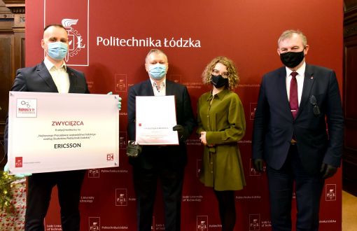 Przedstawiciele firmy Ericsson oraz Julia Chojnacka i rektor PŁ - prof. Krzysztof Jóźwik z nagrodą dla Najlepszego Pracodawcy Regiony Łódzkiego na tle bordowej ścianki z logo PŁ.