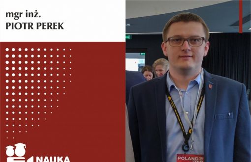 Grafika cyklu Nauka movie głosem młodych naukowców. Obraz podzielony na dwie części: lewa to grafika na biało-bordowym tle, prawa to zdjęcie bohatera. W lewym, górnym rogu, na białym tle czarny napis mgr inż. Piotr Perek. Poniżej na bordowym tle logo cyklu: ikona kamery z nazwą cyklu. Po prawej stronie zdjęcie portretowe mgr inż. Piotra Perka w niebieskiej marynarce.