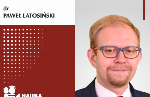 Grafika cyklu Nauka movie głosem młodych naukowców. Obraz podzielony na dwie części: lewa to grafika na biało-bordowym tle, prawa to zdjęcie bohatera. W lewym, górnym rogu, na białym tle czarny napis dr Paweł Latosiński. Poniżej na bordowym tle logo cyklu: ikona kamery z nazwą cyklu. Po prawej stronie zdjęcie portretowe dr Pawła Latosińskiego w ciemnym garniturze i jasnej koszuli.